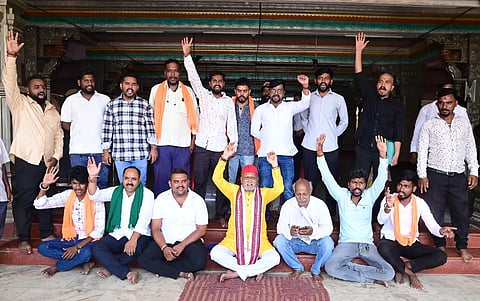 money ಶ್ರೀರಾಮ ಸೇನೆ ಸಂಸ್ಥಾಪಕ ಅಧ್ಯಕ್ಷ ಪ್ರಮೋದ ಮುತಾಲಿಕ ನೇತೃತ್ವದಲ್ಲಿ ಸೇನೆ ಕಾರ್ಯಕರ್ತರು ಹುಬ್ಬಳ್ಳಿಯ ಹಳೇ ಕೋರ್ಟ್ ವೃತ್ತದ ಬಳಿಯ ಶ್ರೀ ಸಾಯಿ ಮಂದಿರದಲ್ಲಿ ಪ್ರತಿಭಟನೆ ನಡೆಸಿದರು.