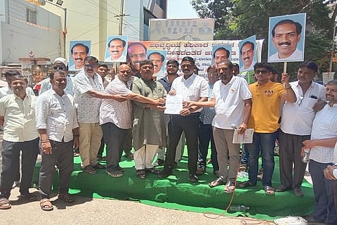 ಶಾಸಕ ಪ್ರಸಾದ ಅಬ್ಬಯ prasad abbayy ಅವರಿಗೆ ಸಚಿವ ಸ್ಥಾನ ನೀಡುವಂತೆ ಆಗ್ರಹಿಸಿ ಹುಬ್ಬಳ್ಳಿಯ ಜವಳಿ ಸಾಲ್‌ನ ವರ್ತಕರು ತಹಸೀಲ್ದಾರ್ ಮಹೇಶ ಗಸ್ತೆ ಅವರ ಮೂಲಕ ಮುಖ್ಯಮಂತ್ರಿ ಡಿ.ಕೆ. ಶಿವಕುಮಾರ ಅವರಿಗೆ ಶನಿವಾರ ಮನವಿ ರವಾನಿಸಿದರು.