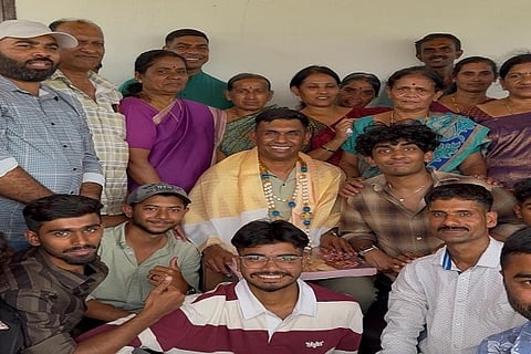  ನಂ.1 ದಿನಪತ್ರಿಕೆ ವಿಜಯವಾಣಿ ವತಿಯಿಂದ ಕೊಡಮಾಡುವ ಪ್ರತಿಷ್ಠಿತ ವಿಜಯರತ್ನ ಇಂಟರ್‌ನ್ಯಾಷನಲ್ ಪ್ರಶಸ್ತಿ ಪುರಸ್ಕೃತ ಎಡಿಕೇರಿ ಪ್ರಸನ್ನ ಕುಶಾಲಪ್ಪ ಅವರನ್ನು ಎಡಿಕೇರಿ ಕುಟುಂಬದಸ್ಥರ ವತಿಯಿಂದ ಗೌರವಪೂರ್ವಕವಾಗಿ ಸನ್ಮಾನಿಸಲಾಯಿತು. ಎಡಿಕೇರಿ ಸೀತಾರಾಮ್, ಎಡಿಕೇರಿ ದೇವಯ್ಯ, ಎಡಿಕೇರಿ ಉತ್ತಪ್ಪ, ಎಡಿಕೇರಿ ಚಂದ್ರಶೇಖರ ಸೇರಿದಂತೆ ಕುಟುಂಬ ಸದಸ್ಯರು ಇದ್ದರು.