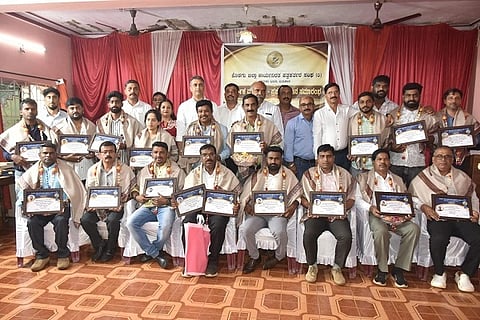  ಕೊಡಗು ಜಿಲ್ಲಾ ಕಾರ್ಯನಿರತ ಪತ್ರಕರ್ತರ ಸಂಘದಿಂದ ಕೊಡಮಾಡುವ ವಾರ್ಷಿಕ ಪ್ರಶಸ್ತಿಯನ್ನು ವಿಜೇತರಿಗೆ ಪ್ರದಾನ ಮಾಡಲಾಯಿತು. ಶಿವಾನಂದ ತಗಡೂರು, ಎ.ಎಸ್.ಪೊನ್ನಣ್ಣ, ಹರಪಳ್ಳಿ ರವೀಂದ್ರ, ಅನು ಕಾರ್ಯಪ್ಪ ಇತರರಿದ್ದರು.