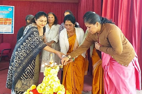ಸುಂಟಿಕೊಪ್ಪದ ಸ್ವಸ್ಥ ಕೇಂದ್ರದಲ್ಲಿ ನಡೆದ ಆರೈಕೆ ಕುರಿತು ಜಾಗೃತಿ ಕಾರ್ಯಕ್ರಮವನ್ನು ಡಾ.ಸೋನಿಯಾ ಮಂದಪ್ಪ ಉದ್ಘಾಟಿಸಿದರು. ಆರತಿ ಸೋಮಯ್ಯ, ಗಂಗಾ ಚೆಂಗಪ್ಪ ಇತರರಿದ್ದರು.
