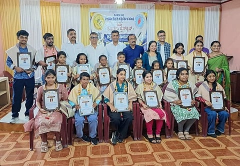 ೧ನೇ ತರಗತಿಗೆ ಮೇಲ್ಪಟ್ಟ ವಿವಿಧ ಹಂತದಲ್ಲಿ ಶೈಕ್ಷಣಿಕವಾಗಿ ಸಾಧನೆಗೈದ ಒಟ್ಟು ೨೨ ವಿದ್ಯಾರ್ಥಿಗಳಿಗೆ ಇದೇ ಸಂದರ್ಭ ಪ್ರತಿಭಾ ಪುರಸ್ಕಾರ ಪ್ರದಾನ ಮಾಡಲಾಯಿತು.