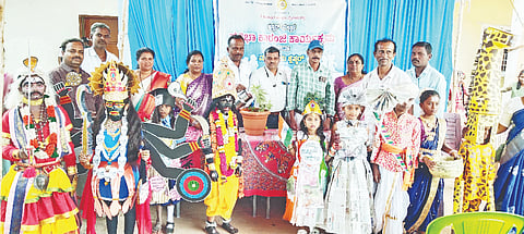 ಮೂಗೂರು ಕ್ಲಸ್ಟರ್ ಮಟ್ಟದ ಪ್ರತಿಭಾ ಕಾರಂಜಿ ಕಾರ್ಯಕ್ರಮದಲ್ಲಿ ಗಮನಸೆಳೆದ ವಿವಿಧ ವೇಷಧಾರಿ ಮಕ್ಕಳು.