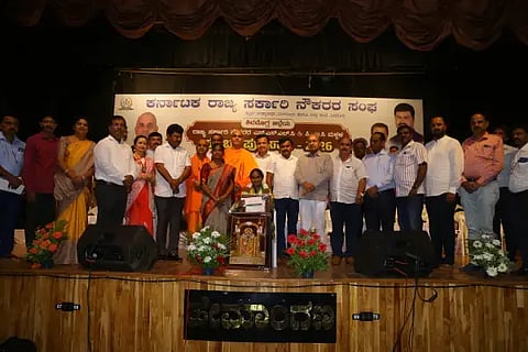 ಎಸ್‌ಎಸ್‌ಎಲ್‌ಸಿ ಪರೀಕ್ಷೆಯಲ್ಲಿ 625 ಅಂಕ ಪಡೆದ ಅನಘಾ ಅವರನ್ನು ಸರ್ಕಾರಿ ನೌಕರರ ಜಿಲ್ಲಾ ಸಂಘದ ಪ್ರತಿಭಾ ಪುರಸ್ಕಾರ ಕಾರ್ಯಕ್ರಮದಲ್ಲಿ ಗೌರವಿಸಲಾಯಿತು. ಬಿ.ವೈ.ರಾಘವೇಂದ್ರ, ಸಿ.ಎಸ್.ಷಡಾಕ್ಷರಿ, ಆರ್.ಮೋಹನ್‌ಕುಮಾರ್, ಆರ್.ಎಂ.ಮಂಜುನಾಥ ಗೌಡ, ಎಚ್.ಎಸ್.ಸುಂದರೇಶ್, ಪ್ರಭುಲಿಂಗ ಕವಳಿಕಟ್ಟಿ, ಕೆ.ಎಸ್.ಪವಿತ್ರಾ, ಸ್ವಾಮಿ ವೀರೇಶಾನಂದ ಸರಸ್ವತೀ, ಸ್ವಾಮಿ ವಿನಯಾನಂದ ಸರಸ್ವತೀ ಇದ್ದರು.
