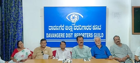  ದಾವಣಗೆರೆ ಸುದ್ದಿಗೋಷ್ಠಿಯಲ್ಲಿ ಪ್ರತಿಮಾ ಸಭಾದ ಅಧ್ಯಕ್ಷ ಬಾ.ಮಾ.ಬಸವರಾಜಯ್ಯ, ಬಿ.ಎನ್.ಮಲ್ಲೇಶ್, ಡಿ.ಎಸ್. ಶಂಕರ್, ಎಸ್.ಎಸ್. ಗಿರೀಶ್ ಇದ್ದರು. 