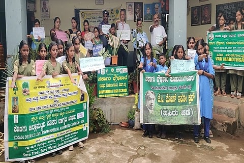 ಕುಶಾಲನಗರ ಸಮೀಪದ ಕೂಡುಮಂಗಳೂರು ಸರ್ಕಾರಿ ಪ್ರೌಢಶಾಲೆಯಲ್ಲಿ ಏರ್ಪಡಿಸಿದ್ದ ವಿಶ್ವ ಪರಿಸರ ದಿನದ ಕಾರ್ಯಕ್ರಮದಲ್ಲಿ  ಎಂ.ಟಿ. ದಯಾನಂದ ಪ್ರಕಾಶ್ ಪ್ರತಿಜ್ಞಾ ವಿಧಿ ಬೋಧಿಸಿದರು. ಡಾ ಪ್ರವೀಣ್ ದೇವರಗುಂಡ ಸೋಮಪ್ಪ, ಟಿ.ಜಿ. ಪ್ರೇಮಕುಮಾರ್ ,   ಶಿಕ್ಷಕರಾದ ಗೋಪಾಲಕೃಷ್ಣ,  ಸುಜಾತ, ರೇಖಾ, ಗೀತಾ, ವಿದ್ಯಾರ್ಥಿಗಳು  ಇದ್ದರು.