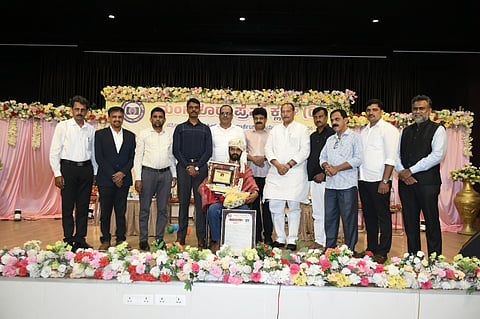 ಸಮಾಜ ಸೇವಕ, ರಾಜಕೇಸರಿ ಟ್ರಸ್ಟ್ನ ಸಂಸ್ಥಾಪಕ ದೀಪಕ್.ಜಿ. ಬೆಳ್ತಂಗಡಿ ಅವರಿಗೆ ೨೦೧೬ನೇ ಸಾಲಿನ ಮಂಗಳೂರು ಪ್ರೆಸ್ ಕ್ಲಬ್ ಪ್ರಶಸ್ತಿ ಪ್ರದಾನ ಮಾಡಲಾಯಿತು.