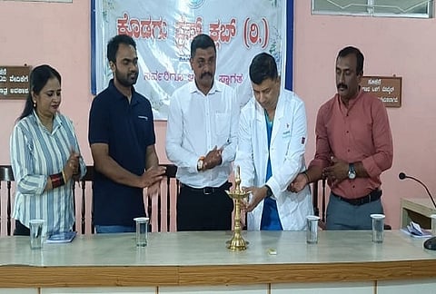 ನಗರದ ಪತ್ರಿಕಾಭವನದಲ್ಲಿ ಭಾನುವಾರ ಪತ್ರಕರ್ತರಿಗೆ ಆಯೋಜಿಸಲಾಗಿದ್ದ ಜೀವ ರಕ್ಷಕ ಕೌಶಲ್ಯ ಕಾರ್ಯಾಗಾರ ಹಾಗೂ ಉಚಿತ ಆರೋಗ್ಯ ತಪಾಸಣಾ ಶಿಬಿರವನ್ನು ಡಾ.ಅರುಣ್ ಉದ್ಘಾಟಿಸಿದರು.