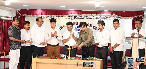 ದಕ್ಷಿಣ ಕನ್ನಡ ಜಿಲ್ಲಾ ಮಟ್ಟದ ಪತ್ರಿಕಾ ದಿನಾಚರಣೆಯನ್ನು ಸುಧೀರ್ ಕುಮಾರ್ ರೆಡ್ಡಿ ಉದ್ಘಾಟಿಸಿದರು. ಡಾ.ಕರಿಕಾಲನ್, ಹರಿಪ್ರಸಾದ್ ಅಡ್ಪಂಗಾಯ, ಪುಷ್ಪರಾಜ್ ಬಿ.ಎನ್. ಮೊದಲಾದವರಿದ್ದರು.