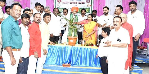 ಶಿರಹಟ್ಟಿಯಲ್ಲಿ ತಾಲೂಕು ಕಾರ್ಯನಿರತ ಪತ್ರಕರ್ತರ ಸಂಘದಿಂದ ಏರ್ಪಡಿಸಿದ್ದ ಪತ್ರಿಕಾ ದಿನಾಚರಣೆಯನ್ನು  ಶ್ರೀ ಫಕೀರಸಿದ್ಧರಾಮ ಸ್ವಾಮೀಜಿ ಹಾಗೂ ಕೆಪಿಸಿಸಿ ಪ್ರಧಾನ ಕಾರ್ಯದರ್ಶಿ ಸುಜಾತಾ ದೊಡ್ಡಮನಿ ಉದ್ಘಾಟಿಸಿದರು. ರಾಜು ಹೆಬ್ಬಳ್ಳಿ, ಶರಣು ದೊಡ್ಡೂರ, ಬಿ.ವಿ. ನ್ಯಾಮಗೌಡ, ಚಂದ್ರು ಕುಸ್ಪಾಪೂರ, ಇತರರಿದ್ದರು.