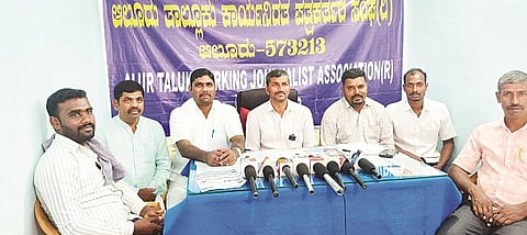 ಸುದ್ದಿಗೋಷ್ಠಿಯಲ್ಲಿ ಛಲವಾದಿ ಮಹಾಸಭಾದ ಅಧ್ಯಕ್ಷ ಲೋಹಿತ್‌ಕುಮಾರ್ ಹಸಗನೂರು ಮಾತನಾಡಿದರು.