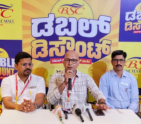  ಬೆಳಗಾವಿ ನಗರದ ಬಿ.ಎಸ್. ಚನ್ನಬಸಪ್ಪ ಆ್ಯಂಡ್ ಸನ್ಸ್‌ನ ಮಳಿಗೆಯಲ್ಲಿ ಗುರುವಾರ ಸುದ್ದಿಗೋಷ್ಠೀಯಲ್ಲಿ ಅಮಜದ್ ಜಮಾದಾರ ಮಾತನಾಡಿದರು. ಈರಣ್ಣಾ ಶಿವಶಟ್ಟಿ, ಪ್ರಶಾಂತ ನಾಂದ್ರೆ, ಸಂದೀಪ ಎನ್., ವಿಶ್ವನಾಥ ಅಂಬೇವಾಡಿಕರ್ ಇತರರಿದ್ದರು.