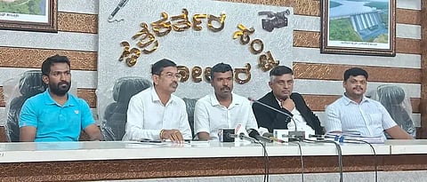 ಕೋಲಾರ ನಗರದ ಪತ್ರಕರ್ತರ ಭವನದಲ್ಲಿ ಶುಕ್ರವಾರ ನಡೆದ ಪತ್ರಿಕಾಗೋಷ್ಠಿಯಲ್ಲಿ ಎಎಪಿ ಜಿಲ್ಲಾಧ್ಯಕ್ಷ ವೆಂಕಟಚಲಪತಿ ಮಾತನಾಡಿದರು. 