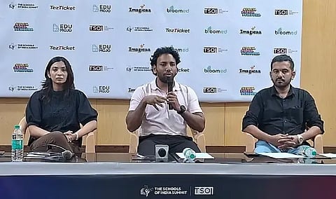 ನಗರದ ಪತ್ರಕರ್ತರ ಭವನದಲ್ಲಿ ಬುಧವಾರ ನಡೆದ ಸುದ್ದಿಗೋಷ್ಠಿಯಲ್ಲಿ ದಿ ಸ್ಕೂಲ್ಸ್​ ಆಫ್ ಇಂಡಿಯಾ ಸಂಸ್ಥಾಪಕ ಅಂಕಿತ್​ ಪುಷ್ಪರಾಜ್​ ವರ್ಮಾ ಮಾತನಾಡಿದರು. ಪ್ರತಿನಿಧಿ ಸುಕೇಶ್​, ಧ್ರುವ್​ ಗ್ಲೋಬಲ್​ ಸ್ಕೂನ್ಸ್​ನ ನಿರ್ದೇಶಕಿ ಅನಿಶ್ಕಾ ಮಲ್ಪಾನಿ ಇದ್ದರು.