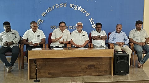 ಚಾಮರಾಜನಗರದ ಜಿಲ್ಲಾ ಕಾರ್ಯನಿರತ ಪತ್ರಕರ್ತರ ಭವನದಲ್ಲಿ ನಡೆದ ಸುದ್ದಿಗೋಷ್ಠಿಯಲ್ಲಿ  ಜಿಲ್ಲಾ ಖಾಸಗಿ ಶಿಕ್ಷಣ ಸಂಸ್ಥೆಗಳ ಒಕ್ಕೂಟದ ಬಾಲಸುಬ್ರಹ್ಮಣ್ಯಂ ಮಾತನಾಡಿದರು. ಪದಾಧಿಕಾರಿಗಳು ಹಾಜರಿದ್ದರು. 