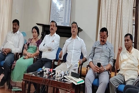 ವಿರಾಜಪೇಟೆ ಶಾಸಕರೂ ಆಗಿರುವ ಮುಖ್ಯಮಂತ್ರಿ ಕಾನೂನು ಸಲಹೆಗಾರ ಎ.ಎಸ್. ಪೊನ್ನಣ್ಣ ಸುದ್ದಿಗೋಷ್ಠಿಯಲ್ಲಿ ಮಾತನಾಡಿದರು. ಅರುಣ್ ಮಾಚಯ್ಯ, ಧರ್ಮಜ ಉತ್ತಪ್ಪ, ವೀಣಾ ಅಚ್ಚಯ್ಯ, ಕೊಲ್ಯದ ಗಿರೀಶ್, ಟಿ.ಪಿ. ರಮೇಶ್ ಇದ್ದರು.