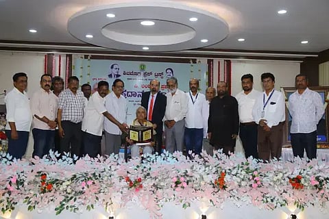 ಶಿವಮೊಗ್ಗ ಪ್ರೆಸ್‌ಟ್ರಸ್ಟ್‌ನಿಂದ ಡಿ.ಮಹಾದೇವಪ್ಪ ಅವರಿಗೆ ಪಿ.ಲಂಕೇಶ್ ಪುರಸ್ಕಾರ ಪ್ರದಾನ ಮಾಡಲಾಯಿತು. ಪ್ರೊ. ರಾಜೇಂದ್ರ ಚೆನ್ನಿ, ಬಿ.ವೆಂಕಟ ಸಿಂಗ್, ಎನ್.ಮಂಜುನಾಥ್, ಯು.ಎಚ್.ವೈದ್ಯನಾಥ್, ನಾಗರಾಜ ನೇರಿಗೆ, ರಾಮಚಂದ್ರ ಗುಣಾರಿ, ಗೋಪಾಲ ಯಡಗೆರೆ, ತಿಮ್ಮಪ್ಪ, ಸಂತೋಷ್ ಕಾಚಿನಕಟ್ಟೆ, ಹೊನ್ನಾಳಿ ಚಂದ್ರಶೇಖರ್ ಇದ್ದರು.