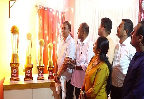 ಕೊಡಗು ಜಿಲ್ಲಾ ವಾಣಿಜ್ಯ ಮತ್ತು ಕೈಗಾರಿಕಾ ಸಂಸ್ಥೆಯ ತ್ರೈಮಾಸಿಕ ಸಭೆಯಲ್ಲಿ ಬಿ.ಆರ್.ನಾಗೇಂದ್ರ ಪ್ರಸಾದ್ ಮಾತನಾಡಿದರು. ಮೋಂತಿ ಗಣೇಶ್, ಪಿ.ಎಸ್.ಸುರೇಶ್, ನವೀನ್ ಅಂಬೆಕಲ್ ಇತರರಿದ್ದರು.