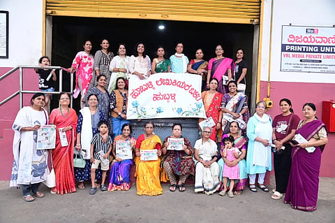 printing press ಹುಬ್ಬಳ್ಳಿಯ ಹೂಬಳ್ಳಿ ಲೇಖಕಿಯರ ಬಳಗದವರು ವರೂರಿನ ವಿಜಯವಾಣಿ ಪ್ರಿಂಟಿಂಗ್​ ಪ್ರೆಸ್​ಗೆ ಭೇಟಿ ನೀಡಿದರು.