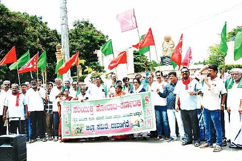 ದಾವಣಗೆರೆಯಲ್ಲಿ ಶನಿವಾರ ಸಂಯುಕ್ತ ಕಿಸಾನ್ ಮೋರ್ಚಾ ವತಿಯಿಂದ ಪ್ರತಿಭಟನೆ ನಡೆಯಿತು. ಸಂಘಟನೆಯ ಮುಖಂಡರಾದ ಹೊನ್ನೂರು ಮುನಿಯಪ್ಪ, ಎಚ್.ಜಿ. ಉಮೇಶ್ ಆವರಗೆರೆ, ಮಧು ತೊಗಲೇರಿ, ಐರಣಿ ಚಂದ್ರು, ಹನುಮಂತಪ್ಪ, ಗಣೇಶಚಾರಿ, ಪಿ.ಪಿ. ಮರುಳಸಿದ್ದಪ್ಪ, ಪ್ರಕಾಶ್, ಲಕ್ಷ್ಮಣ, ನಾಗರಾಜ ರೆಡ್ಡಿ ಭಾಗವಹಿಸಿದ್ದರು.