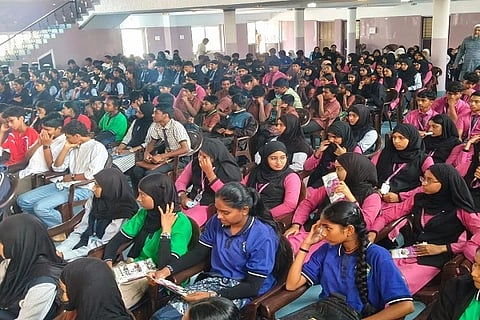 ಉಮ್ಮತ್ ಒನ್ ಕೊಡಗು ಮತ್ತು ಶಾಹಿನ್ ಶಿಕ್ಷಾ ಯಾತ್ರೆ ವತಿಯಿಂದ ಏರ್ಪಡಿಸಿದ್ದ ವಿದ್ಯಾರ್ಥಿಗಳಿಗಾಗಿ ವೃತ್ತಿ ತರಬೇತಿ ವ್ಯಕ್ತಿತ್ವ ವಿಕಸನ ಕಾರ್ಯಗಾರದಲ್ಲಿ ಜಿಲ್ಲೆಯ ವಿವಿಧ ಭಾಗಗಳಿಂದ ಆಗಮಿಸಿದ್ದ ವಿದ್ಯಾರ್ಥಿಗಳು ಭಾಗವಹಿಸಿದ್ದರು.