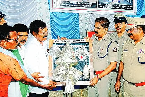ದೊಗ್ಗಳ್ಳಿ ಗ್ರಾಮದ ಆಂಜನೇಯ ದೇವಸ್ಥಾನದಲ್ಲಿ ಕಳವಾಗಿದ್ದ ಬೆಳ್ಳಿ ವಸ್ತುಗಳನ್ನು ಪೊಲೀಸರು ಗ್ರಾಮಸ್ಥರಿಗೆ ಹಿಂದಿರುಗಿಸಿದರು. ಎಸ್ಪಿ ಶೇಖರ್, ಡಿವೈಎಸ್ಪಿ ಬಸವರಾಜ ಇನ್ನಿತರ ಅಧಿಕಾರಿಗಳು ಇದ್ದರು.
