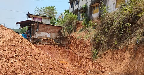 ಉರ್ದು ಶಾಲೆಯ ತಡೆಗೋಡೆ ಕಾಮಗಾರಿ ಆರಂಭಿಸಿರುವುದು.