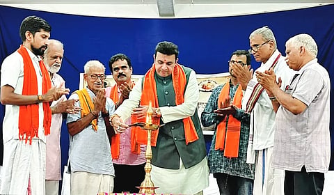 ಕುಮಟಾ ತಾಲೂಕಿನ ಹೊಳೆಗದ್ದೆ ಶಾಂತಿಕಾ ಪರಮೇಶ್ವರಿ ಸಭಾಭವನದಲ್ಲಿ ಆಯೋಜಿಸಿದ್ದ ಕಾರ್ಯಕ್ರಮವನ್ನು ಮಾಜಿ ಸಚಿವ ಪ್ರಮೋದ ಮಧ್ವರಾಜ ಉದ್ಘಾಟಿಸಿದರು. ಎಂ.ಜಿ. ಭಟ್​, ವಿನೋದ ಪ್ರಭು, ನಾಗರಾಜ ಜೋಶಿ, ವಿನಾಯಕ ಜೋಶಿ, ಜಯರಾಮ ಭಟ್​, ರಾಮು ಅಡಿ ಇತರರಿದ್ದರು.
