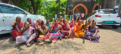 ಬೆಳಗಾವಿಯಲ್ಲಿ ಶುಕ್ರವಾರ ಚಚಡಿ ಗ್ರಾಮಸ್ಥರು ತಮ್ಮೂರಿನ ಮದ್ಯದಂಗಡಿ ಬಂದ್ ಮಾಡುವಂತೆ ಆಗ್ರಹಿಸಿ ಜಿಲ್ಲಾಧಿಕಾರಿ ಕಚೇರಿ ಎದುರು ಪ್ರತಿಭಟಿಸಿದರು. 