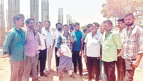 ಖಾಸಗಿ ಶಾಲೆಗೆ ಸರ್ಕಾರಿ ಭೂಮಿಯನ್ನು ಅಧಿಕಾರಿಗಳು ಅಕ್ರಮವಾಗಿ ಮಂಜೂರು ಮಾಡಿಕೊಟ್ಟಿದ್ದಾರೆ ಎಂದು ಆರೋಪಿಸಿ ಗ್ರಾಮಸ್ಥರು ಕಾಮಗಾರಿ ತಡೆದು ಆಕ್ರೋಶ ವ್ಯಕ್ತಪಡಿಸಿದರು.