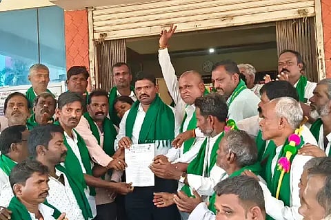 ಹುಬ್ಬಳ್ಳಿಯ ಚನ್ನಮ್ಮ ವೃತ್ತದಲ್ಲಿ (Drought NK) ರೈತರು ಸೋಮವಾರ ಪ್ರತಿಭಟನೆ ನಡೆಸಿದರು. ಹೇಮನಗೌಡ ಬಸನಗೌಡ್ರ, ಪ್ರಕಾಶ ಸವದತ್ತಿ, ಹನಮಂತಪ್ಪ ಕರಲಿಂಗಣ್ಣವರ, ಮೌನೇಶ ಲಾಳಿ, ಶಂಕರಗೌಡ ನಿಜಲಿಂಗನಗೌಡ್ರ, ಲಿಂಗಯ್ಯ ಹಿರೇಮಠ, ಇತರರು ಇದ್ದರು.
