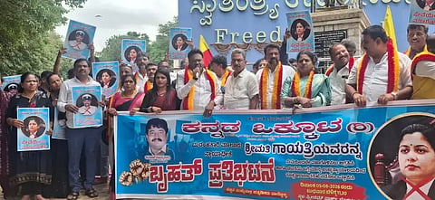 ಬೆಂಗಳೂರು ನಗರದ ಸ್ವಾತಂತ್ಯ ಉದ್ಯಾನವನದಲ್ಲಿ ಕರ್ನಾಟಕ ಸಂಟನೆಗಳ ಕನ್ನಡ ಒಕ್ಕೂಟದ ಕಾರ್ಯಕರ್ತರು ಬುಧವಾರ ಪ್ರತಿಭಟನೆ ನಡೆಸಿದರು. 