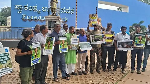 ನಗರದ ಸ್ವಾತಂತ್ರ್ಯ ಉದ್ಯಾನವನದಲ್ಲಿ ರಾಜ್ಯ ನಿವೃತ್ತ ಅರಣ್ಯಾಧಿಕಾರಿಗಳ ಸಂಘದ ಸದಸ್ಯರು ಶುಕ್ರವಾರ ಪ್ರತಿಭಟನೆ ನಡೆಸಿದರು. 