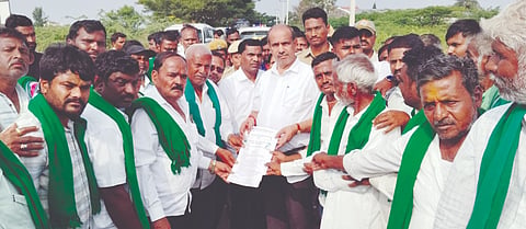 ಮೆಕ್ಕೆಜೋಳ ಬೆಂಬಲ ಬೆಲೆ ಖರೀದಿ ಕೇಂದ್ರ ಆರಂಭಿಸಬೇಕು ಎಂದು ಆಗ್ರಹಿಸಿ ಮುಳಗುಂದ ರೈತ ಸಂಘದ ಸದಸ್ಯರು ಪ್ರತಿಭಟನೆ ( Protest)ನಡೆಸಿ, ಜಿಲ್ಲಾಧಿಕಾರಿ ಸಿ.ಎನ್. ಶ್ರೀಧರ ಅವರಿಗೆ ಮನವಿ ಸಲ್ಲಿಸಿದರು.