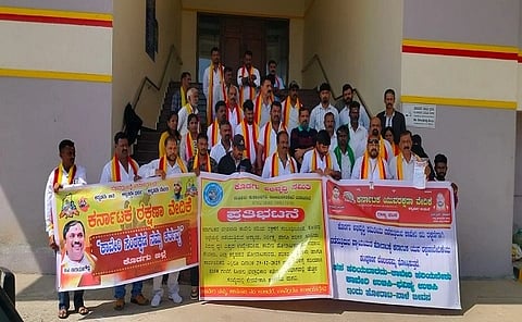 ಕಾವೇರಿ ನದಿಗೆ ತ್ಯಾಜ್ಯ ವಸ್ತುಗಳು ಹಾಗೂ ಕಸ ಎಸೆಯುತ್ತಿರುವ ಅಕ್ರಮದ ಕುರಿತು ತಕ್ಷಣ ಕಠಿಣ ಕ್ರಮ ಕೈಗೊಳ್ಳುವಂತೆ ಒತ್ತಾಯಿಸಿ ಕೊಡಗು ಅಭಿವೃದ್ಧಿ ಸಮಿತಿ ವತಿಯಿಂದ ಜಿಲ್ಲಾಧಿಕಾರಿ ಕಚೇರಿ ಮುಂಭಾಗ ಸೋಮವಾರ ಪ್ರತಿಭಟನೆ ನಡೆಸಲಾಯಿತು.