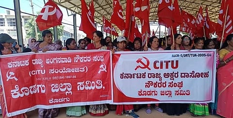 ವಿವಿಧ ಬೇಡಿಕೆಗಳನ್ನು ಈಡೇರಿಸಲು ಆಗ್ರಹಿಸಿ ಟ್ರೇಡ್ ಯುನಿಯನ್ ಜಂಟಿ ಸಮಿತಿ(ಜೆಸಿಟಿಯು), ಸಂಯುಕ್ತ ಹೋರಾಟ ಕರ್ನಾಟಕ(ಎಸ್‌ಎಚ್‌ಕೆ) ವತಿಯಿಂದ ವಿವಿಧ ಸಂಘಟನೆಗಳ ಆಶ್ರಯದಲ್ಲಿ ನಗರದಲ್ಲಿ ಗುರುವಾರ ಪ್ರತಿಭಟನೆ ನಡೆಸಲಾಯಿತು. 