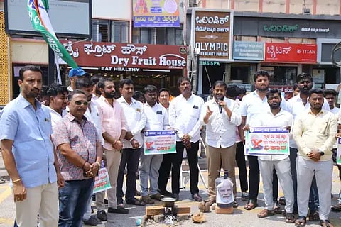 ಎಲ್‌ಪಿಜಿ ಬೆಲೆ ಏರಿಕೆ ವಿರೋಧಿಸಿ ಯುವ ಕಾಂಗ್ರೆಸ್ ಹಮ್ಮಿಕೊಂಡಿದ್ದ ಪ್ರತಿಭಟನೆಯಲ್ಲಿ ಎಚ್.ಸಿ.ಯೋಗೇಶ್ ಮಾತನಾಡಿದರು. ಕೆ.ಚೇತನ್, ಚರಣ್, ಹರ್ಷಿತ್ ಗೌಡ, ಮಧು, ಚಿನ್ನಪ್ಪ ಇತರರಿದ್ದರು.