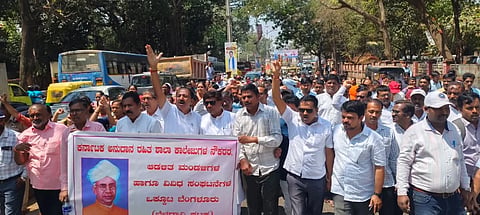 ಬೆಳಗಾವಿಯಲ್ಲಿ ಗುರುವಾರ ಅನುದಾನ ನೀಡುವಂತೆ ಆಗ್ರಹಿಸಿ ಅನುದಾನ ರಹಿತ ಶಾಲಾ ಕಾಲೇಜ್ ನೌಕರರ ಆಡಳಿತ ಮಂಡಳಿಯಿಂದ ಪ್ರತಿಭಟಿಸಲಾಯಿತು. 