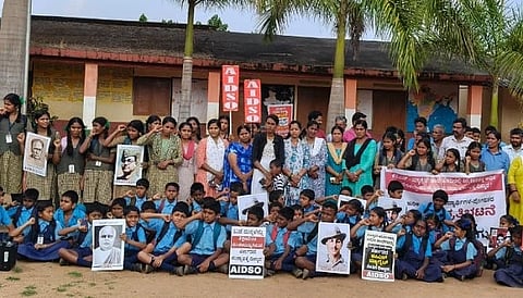 ಚಿಕ್ಕತ್ತೂರು ಸರ್ಕಾರಿ ಹಿರಿಯ ಪ್ರಾಥಮಿಕ ಶಾಲೆಯನ್ನು ಮುಚ್ಚಿ ಕೂಡಿಗೆ ಶಾಲೆಗೆ ವಿಲೀನಗೊಳಿಸಲು ಹೊರಟಿರುವ ಸರ್ಕಾರದ ನಡೆ ಖಂಡಿಸಿ ಎಐಡಿಎಸ್‌ಓ ನೇತೃತ್ವದಲ್ಲಿ ಬುಧವಾರ ಪ್ರತಿಭಟನೆ ನಡೆಸಿದರು.
