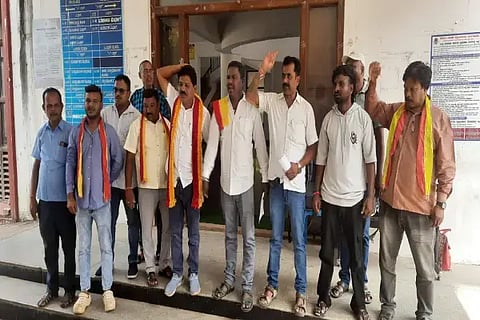 ಡಾ.ಸಮೀಕ್ಷಾ ರೆಡ್ಡಿ ಸಾವಿಗೆ ಪರೋಕ್ಷವಾಗಿ ಕಾರಣರಾದವರ ವಿರುದ್ಧ ಕ್ರಮಕ್ಕೆ ಆಗ್ರಹಿಸಿ ಕನ್ನಡ ಕಾರ್ಮಿಕ ರಕ್ಷಣಾ ವೇದಿಕೆಯ ವಾಟಾಳ್ ಮಂಜುನಾಥ್, ಸತೀಶ್ ಗೌಡ, ಪ್ರವೀಣ್, ಲೋಕೇಶ್, ರಾಘವೇಂದ್ರ, ರವಿಕುಮಾರ್ ಮುಂತಾದವರು ಪ್ರತಿಭಟನೆ ನಡೆಸಿದರು.