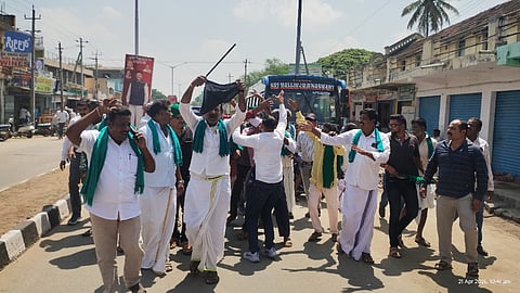 ಗುಂಡ್ಲುಪೇಟೆ ಪಟ್ಟಣದ ಕೋಡಹಳ್ಳಿ ಸರ್ಕಲ್ ಸಮೀಪ ಕಪ್ಪು ಬಾವುಟ ಪ್ರದರ್ಶನ ಮಾಡಿದ ರೈತರನ್ನು ಪೊಲೀಸರು ವಶಕ್ಕೆ ಪಡೆದರು.