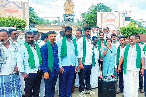 ದಾವಣಗೆರೆಯಲ್ಲಿ ಸೋಮವಾರ ಕರ್ನಾಟಕ ರೈತ ಸೇನೆ ಸಂಘದ ಕಾರ್ಯಕರ್ತರು, 22 ಕೆರೆಗಳ ಏತ ನೀರಾವರಿ ಯೋಜನೆ ಕಾಮಗಾರಿ ಕಳಪೆಯಾಗಲು ಕಾರಣರಾದ ಅಧಿಕಾರಿಗಳ ವಿರುದ್ಧ ಕ್ರಮ ಕೈಗೊಳ್ಳಲು ಆಗ್ರಹಿಸಿ ಪ್ರತಿಭಟನೆ ನಡೆಸಿದರು. ಉಜ್ಜನಗೌಡ್ರು, ಕೆ.ಜಿ. ರೇವಣಸಿದ್ದಪ್ಪ, ಹನುಮನಗೌಡ, ಚಂದ್ರಪ್ಪ ಎಸ್, ಎಂ.ಎಸ್. ಪ್ರಭು, ಮಂಜಣ್ಣ, ರಮೇಶ, ಗೀತಮ್ಮ, ಜಯ್ಯಣ್ಣ, ಎ.ಜಿ. ರಾಜಶೇಖರಪ್ಪ, ಬಸಪ್ಪ ಇದ್ದರು.