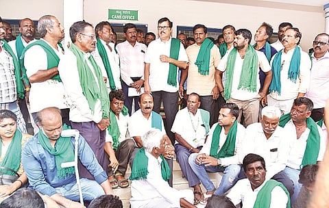 ಬಣ್ಣಾರಿಯಮ್ಮನ್ ಸಕ್ಕರೆ ಕಾರ್ಖಾನೆ ಕಚೇರಿ ಮುಂಭಾಗದಲ್ಲಿ ಕುರುಬೂರು ಶಾಂತಕುಮಾರ್ ಮಾತನಾಡಿದರು.