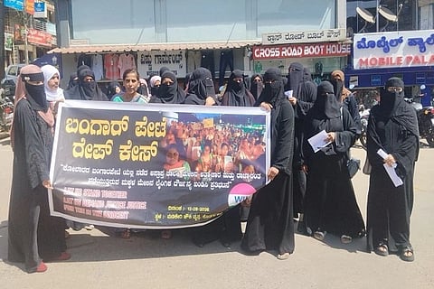 ಕೋಲಾರದ ಬಂಗಾರಪೇಟೆ ಸೇರಿದಂತೆ ರಾಜ್ಯದ ವಿವಿಧೆಡೆ ನಡೆಯುತ್ತಿರುವ ಮಕ್ಕಳ ಮೇಲಿನ ಲೈಂಗಿಕ ದೌರ್ಜನ್ಯ ಖಂಡಿಸಿ ವಿಮೆನ್ ಇಂಡಿಯಾ ಮೂವ್ಮೆಂಟ್ ಸಂಘಟನೆ ವತಿಯಿಂದ ಮಡಿಕೇರಿಯಲ್ಲಿ ಪ್ರತಿಭಟನೆ ನಡೆಸಲಾಯಿತು. ರಿಶಾನಾ, ತಾಹಿರಾ ಅಲಿ, ಝಾಕಿಯಾ, ಮೇರಿ ವೇಗಸ್, ಶಕೀನಾ, ಆಯಿಷಾ ಮತ್ತಿತರರು ಇದ್ದರು.