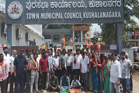 ಕುಶಾಲನಗರ ಪುರಸಭೆ ಅಧಿಕಾರಿಗಳು ಕಾಂಗ್ರೆಸ್ ಪರವಾಗಿ ವರ್ತಿಸುತ್ತಿದ್ದಾರೆ ಎಂದು ಆರೋಪಿಸಿ ಬಿಜೆಪಿ ವತಿಯಿಂದ ಪ್ರತಿಭಟನೆ ನಡೆಸಲಾಯಿತು. ಜಿಲ್ಲಾ ಬಿಜೆಪಿ ಮಾಜಿ ಅಧ್ಯಕ್ಷ ಬಿ.ಬಿ. ಭಾರತೀಶ್, ಮುಖಂಡರಾದ ಕೆ.ಜಿ. ಮನು, ಎಂ.ಡಿ. ಕೃಷ್ಣಪ್ಪ, ಚಂದ್ರಶೇಖರ್, ನಾರಾಯಣ, ಶಿವಾಜಿ, ಸುಮನ್, ಗೌತಮ್ ಮತ್ತಿತರರು ಪಾಲ್ಗೊಂಡಿದ್ದರು.