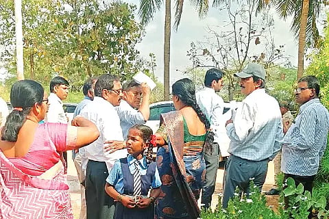 ಚಳ್ಳಕೆರೆ ತಾಲೂಕಿನ ಬುಡ್ನಹಟ್ಟಿ ಗ್ರಾಮದ ಸರ್ಕಾರಿ ಶಾಲೆ ಬಳಿ ನಿರ್ಮಾಣ ಹಂತದ ಮಳೆಕೊಯ್ಲು ವ್ಯವಸ್ಥೆಯನ್ನು ಜಿಪಂ ಸಿಇಒ ಆಕಾಶ್ ವೀಕ್ಷಿಸಿದರು. ಎಂ.ಆರ್. ಮಂಜುನಾಥ, ವೆಂಕಟೇಶಪ್ಪ, ಇಒ ಶಶಿಧರ್, ರಾಮಚಂದ್ರಪ್ಪ, ಸಾವಿತ್ರಮ್ಮ ಇದ್ದರು. Resource