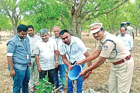 ಐಮಂಗಲ ಗ್ರಾಮದ ಪೊಲೀಸ್ ತರಬೇತಿ ಶಾಲೆಯಲ್ಲಿ ಸಸಿ ನೆಡುವ ಕಾರ್ಯಕ್ರಮದಲ್ಲಿ ಪ್ರಾಚಾರ್ಯ ಹಾಗೂ ಎಸ್ಪಿ ಪಿ. ಪಾಪಣ್ಣ, ಡಿವೈಎಸ್ಪಿ ಬಿ. ಪರಶುರಾಮ್, ನಾಗಯ್ಯ ಹಿರೇಮಠ್, ಸೂರ್ಯಪ್ರಕಾಶ್, ಸಾಗರ್, ನರಸಿಂಹ ಮೂರ್ತಪ್ಪ, ರಾಜೇಂದ್ರ ರಾಥೋಡ್ ಇತರರು ಇದ್ದರು. environment