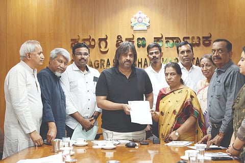 ಶಿಕ್ಷಣ ಸಚಿವ ಮಧುಬಂಗಾರಪ್ಪ, ಲೇಖಕರು ಹಾಗೂ ಪ್ರಕಾಶಕರೊಂದಿಗೆ ಸಭೆ ನಡೆಸಿದರು. 