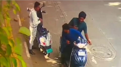‘ಕೋಪದಿಂದ ನೋಡಿದ್ದೇಕೆ?’ ಎಂದು 15 ಸಾವಿರ ರೂ. ದರೋಡೆ