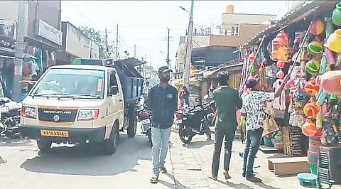 ಗುಂಡ್ಲುಪೇಟೆ ಪಟ್ಟಣದಲ್ಲಿ ವರ್ತಕರು ತಮ್ಮ ಅಂಗಡಿಯ ಪದಾರ್ಥಗಳನ್ನು ಹೊರಗಿಟ್ಟಿರುವ ಬಗ್ಗೆ ಪುರಸಭೆ ಅಧಿಕಾರಿಗಳು ಎಚ್ಚರಿಕೆ ನೀಡಿದರು.